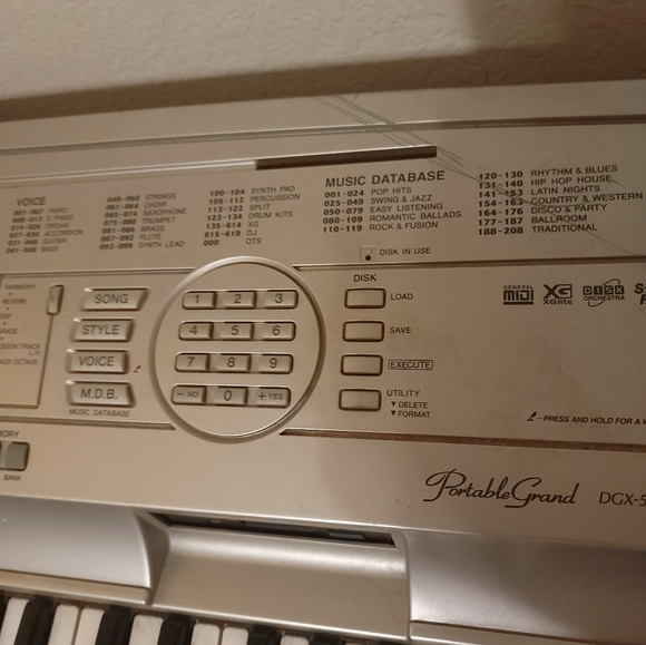 Yamaha DGX-500 portable grand piano - Picture 5 of 11